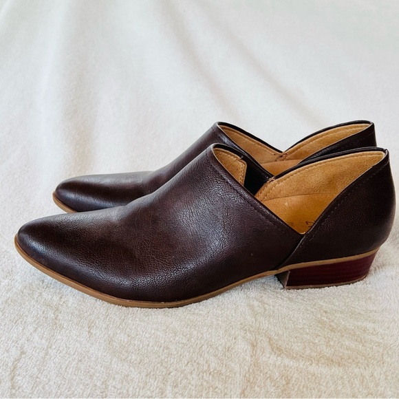 SoftWalk Dark Brown Leather Flats - Picture 4 of 12